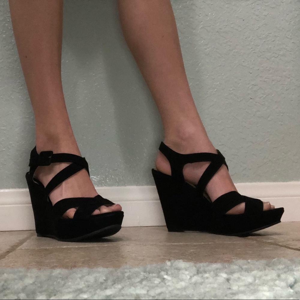 Black wedges